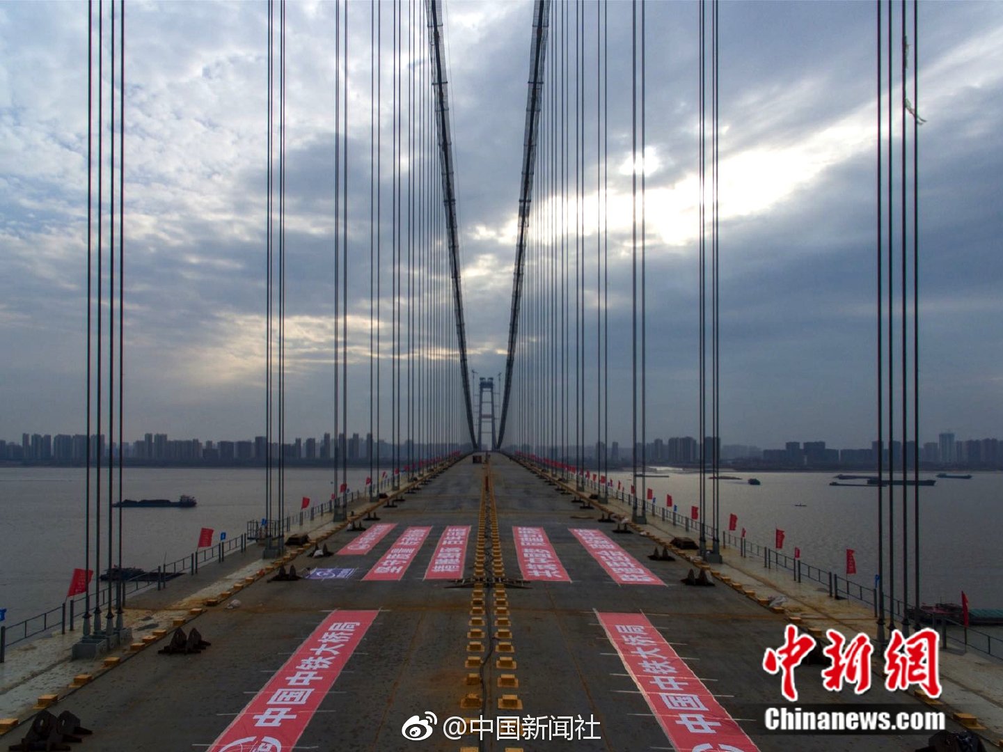 尝心蜜迈开腿尝尝你的草莓 示例图 - 说明文字