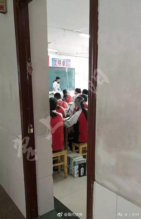 惊人色骚妇公共场合大胆视频曝光 示例图 - 说明文字