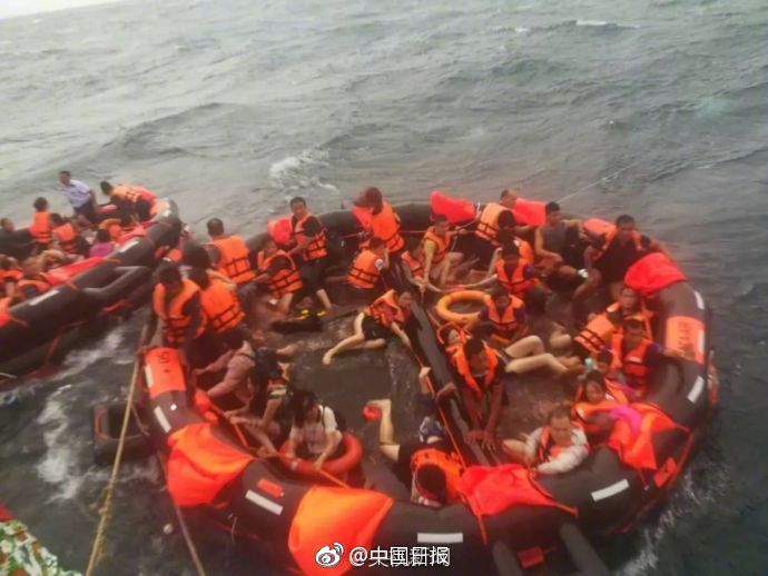 惊人色骚妇公共场合大胆视频曝光 示例图 - 说明文字