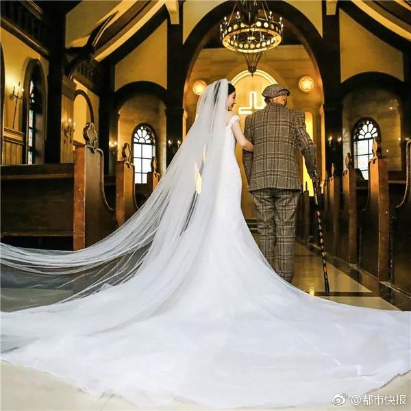 尝心蜜迈开腿尝尝你的草莓 示例图 - 说明文字