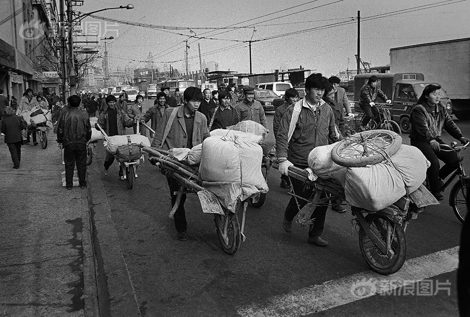 惊人色骚妇公共场合大胆视频曝光 示例图 - 说明文字