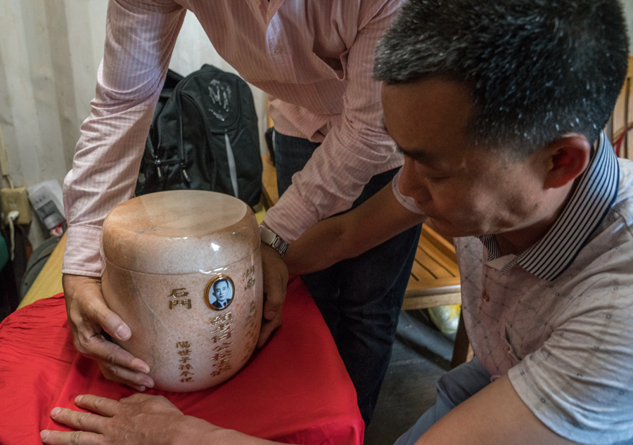 尝心蜜迈开腿尝尝你的草莓 示例图 - 说明文字