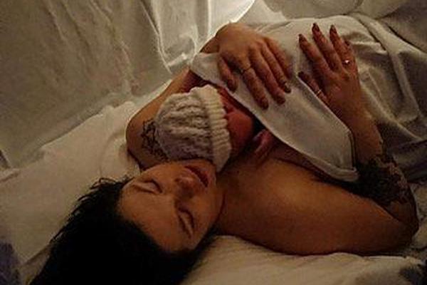 惊人色骚妇公共场合大胆视频曝光 示例图 - 说明文字