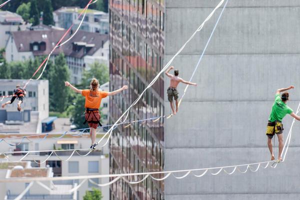 保罗芭芭拉1980年合作-斯顿手颠覆传统流行文化 示例图 - 说明文字