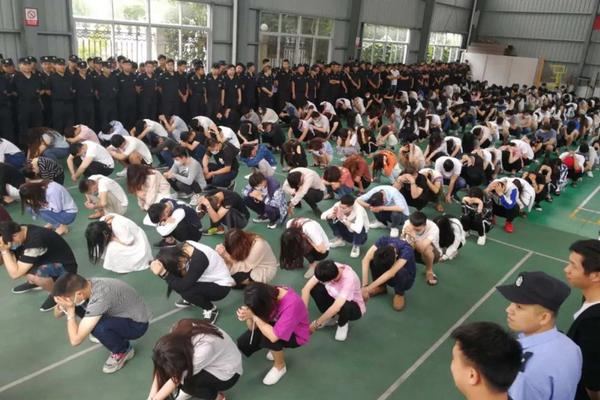 惊人色骚妇公共场合大胆视频曝光 示例图 - 说明文字