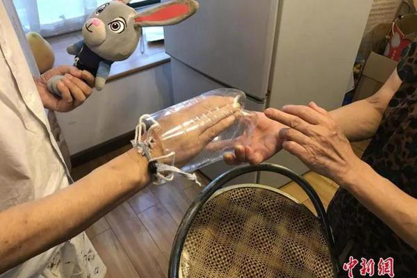 尝心蜜迈开腿尝尝你的草莓 示例图 - 说明文字