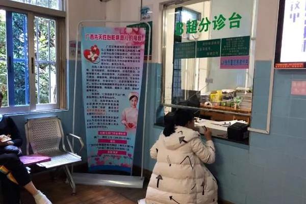 惊人色骚妇公共场合大胆视频曝光 示例图 - 说明文字