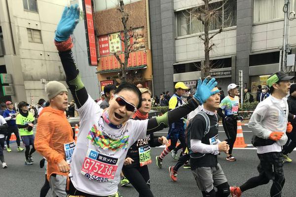 在城市乡村间 gary农民工的奋斗故事 示例图 - 说明文字