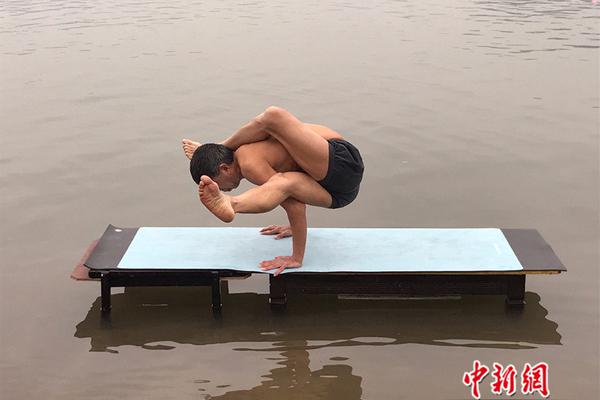 尝心蜜迈开腿尝尝你的草莓 示例图 - 说明文字