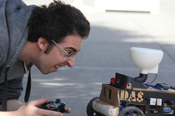 在城市乡村间 gary农民工的奋斗故事 示例图 - 说明文字