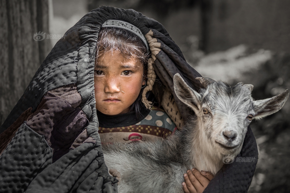 惊人色骚妇公共场合大胆视频曝光 示例图 - 说明文字