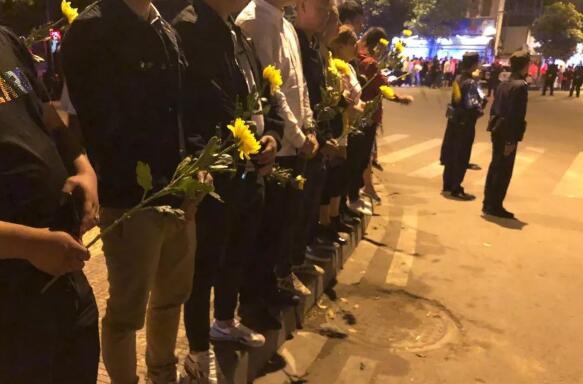 在城市乡村间 gary农民工的奋斗故事 示例图 - 说明文字