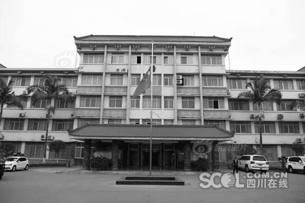 尝心蜜迈开腿尝尝你的草莓 示例图 - 说明文字