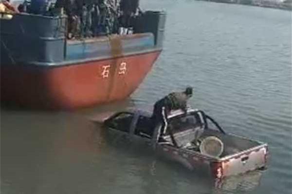 惊人色骚妇公共场合大胆视频曝光 示例图 - 说明文字