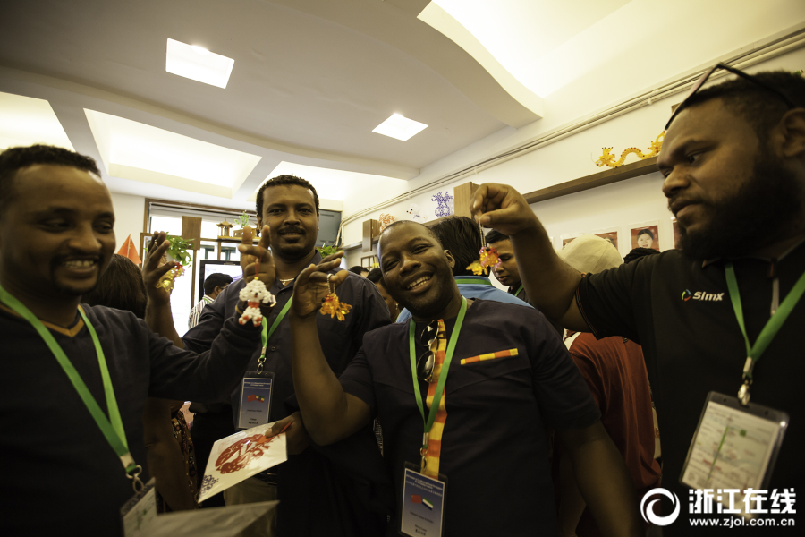 惊人色骚妇公共场合大胆视频曝光 示例图 - 说明文字