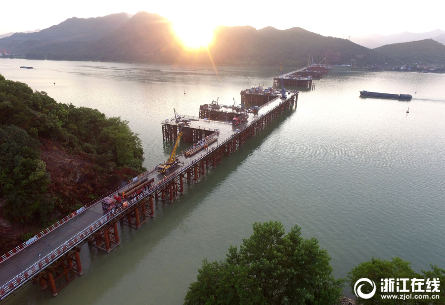 保罗芭芭拉1980年合作-斯顿手颠覆传统流行文化 示例图 - 说明文字