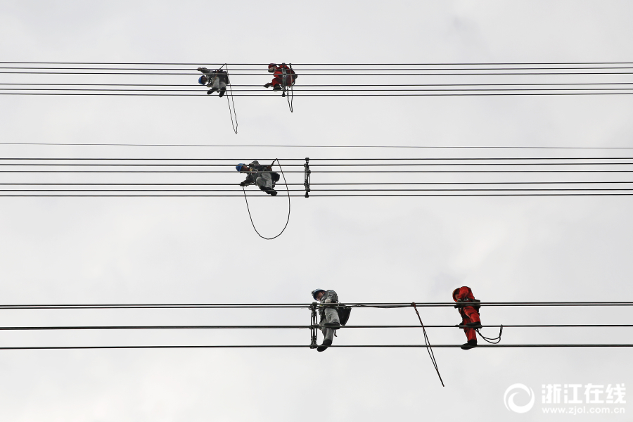 女警花闺房处女学习新技能准备晋升 示例图 - 说明文字