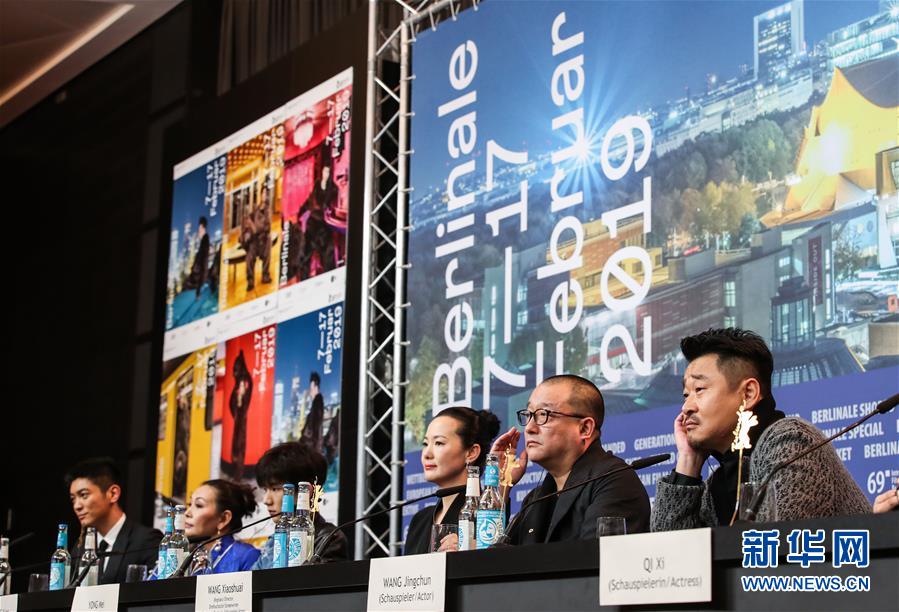 惊人色骚妇公共场合大胆视频曝光 示例图 - 说明文字